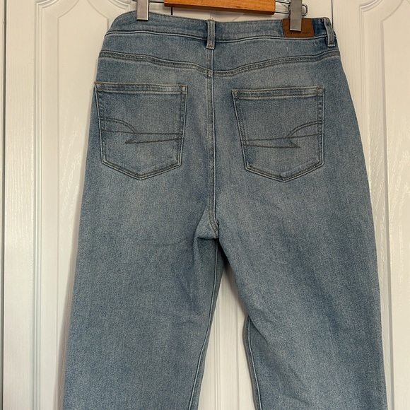 American Eagle - Mom Straight Jean (Light Wash) - Picture 2 of 4